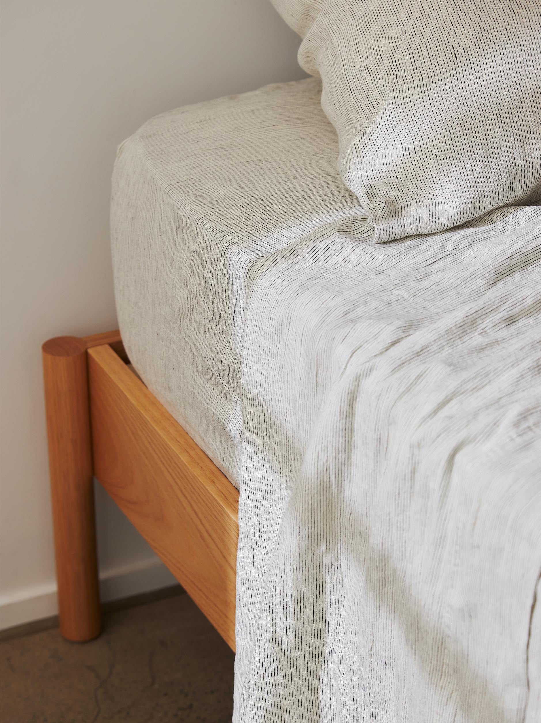 Pinstripe Linen Fitted Sheet Pepper/Chalk / Super King