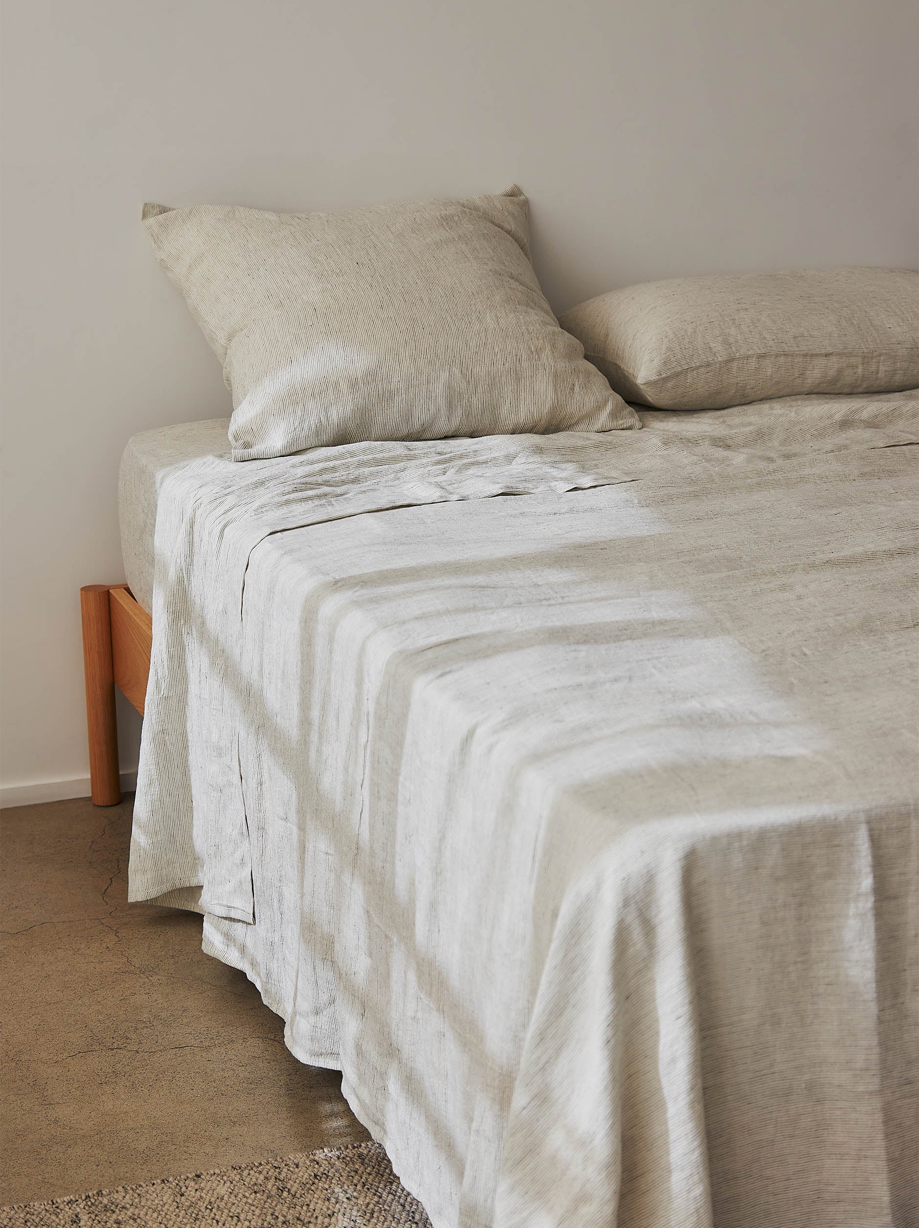 Pinstripe Linen Flat Sheet Pepper/Chalk / Queen