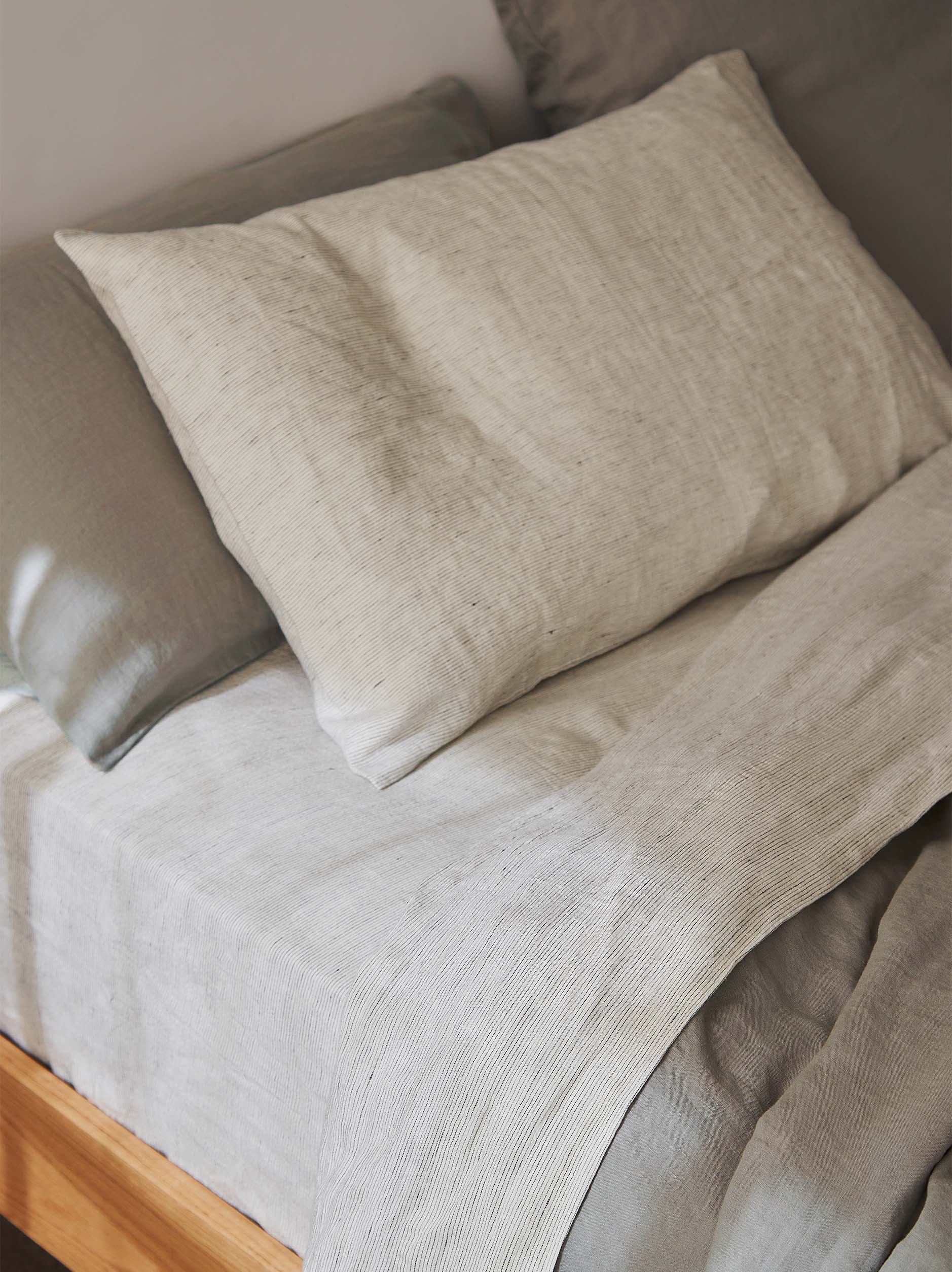 Pinstripe Linen Flat Sheet Pepper/Chalk / Queen