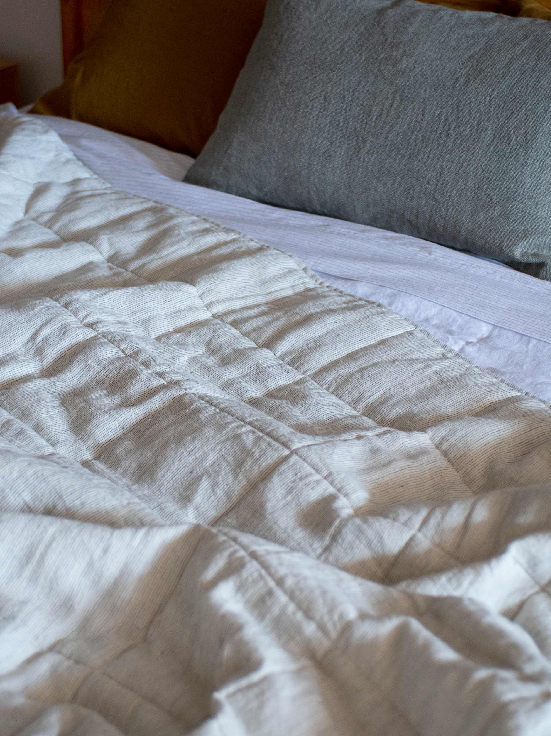Pinstripe Linen Quilt Pepper/Chalk / Queen