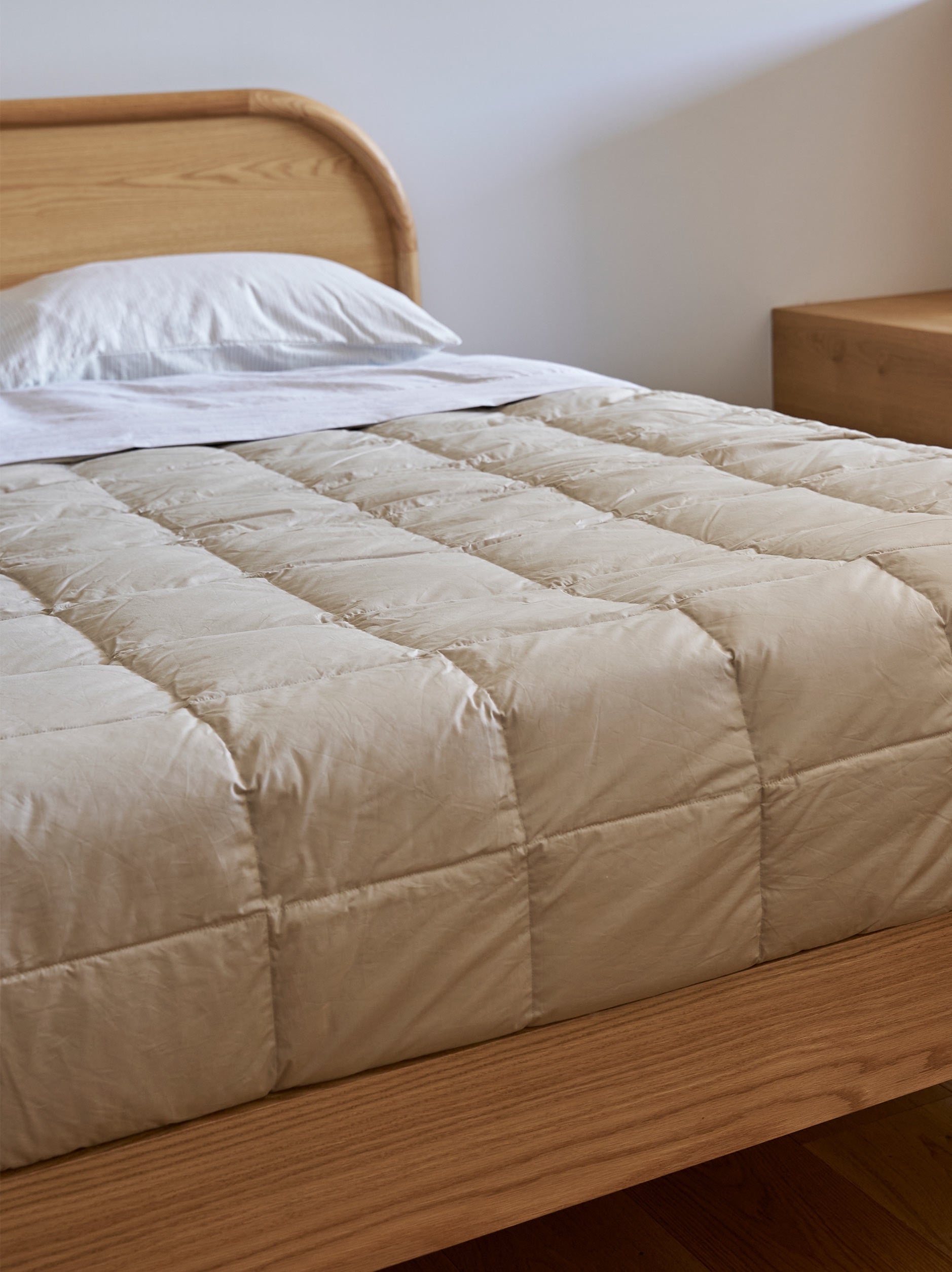 Feather Blanket Beige / Queen