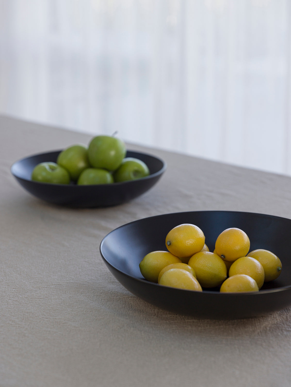 Stoneware Low Bowl Matte Black / Medium