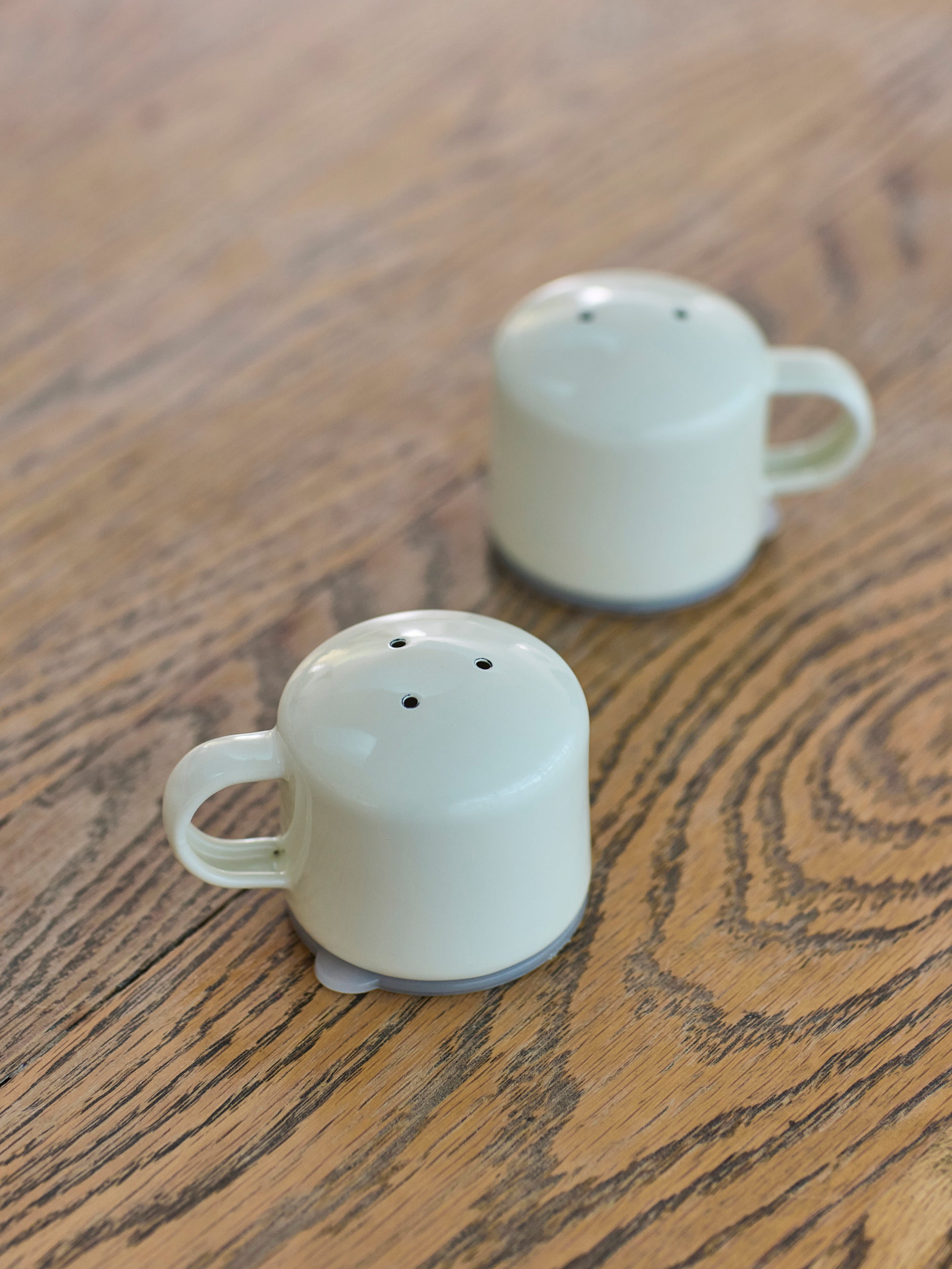 Enamel Salt and Pepper Shaker Cream / One Size