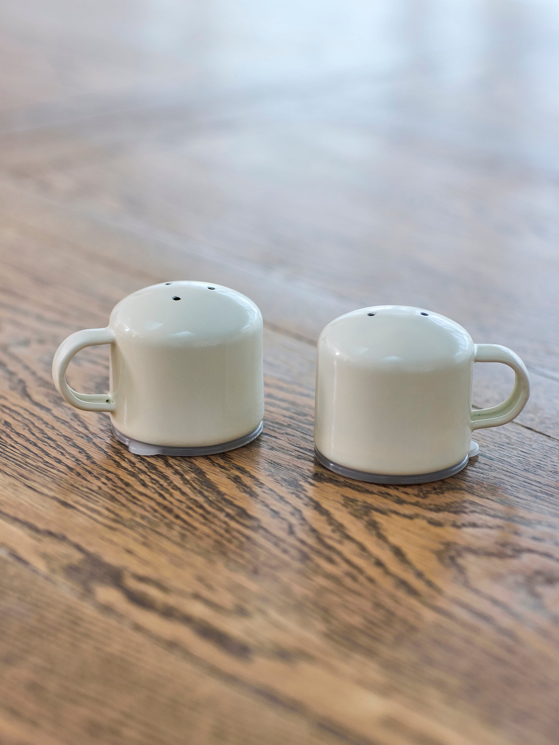 Enamel Salt and Pepper Shaker Cream / One Size