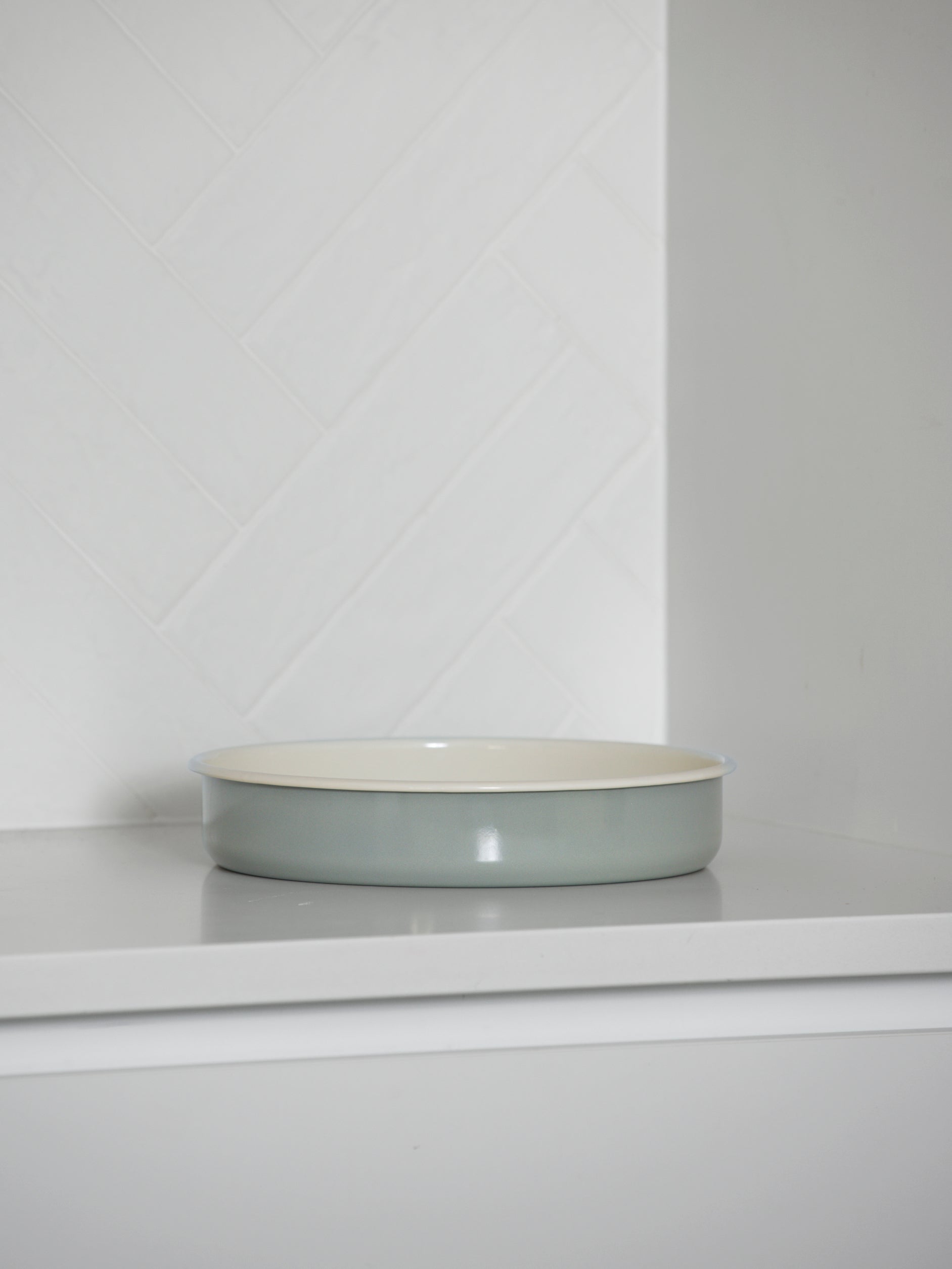 Enamel Round Baking Tray Dark Grey/Cream / Large