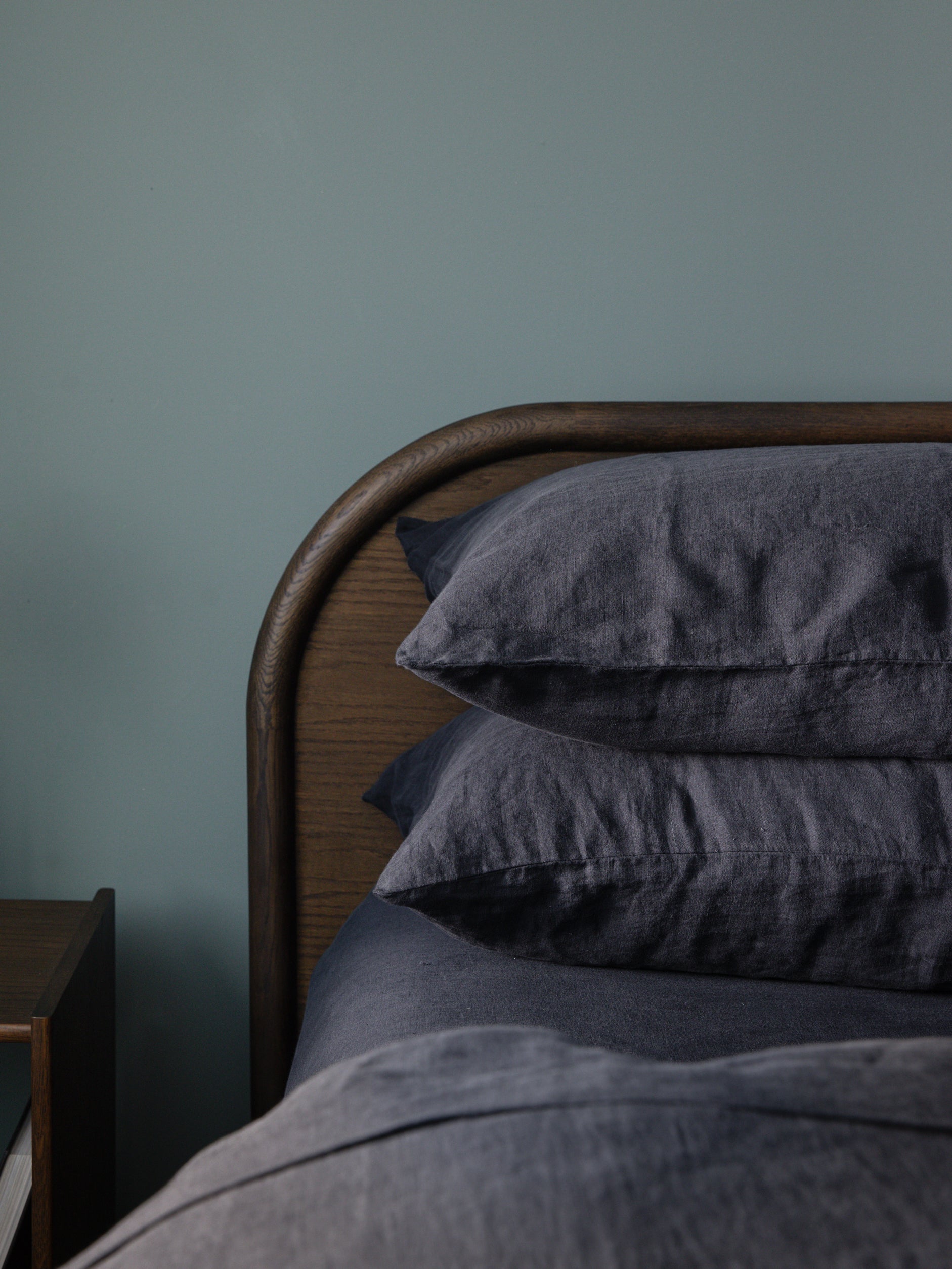 Arc Bed Smoked Oak / Queen