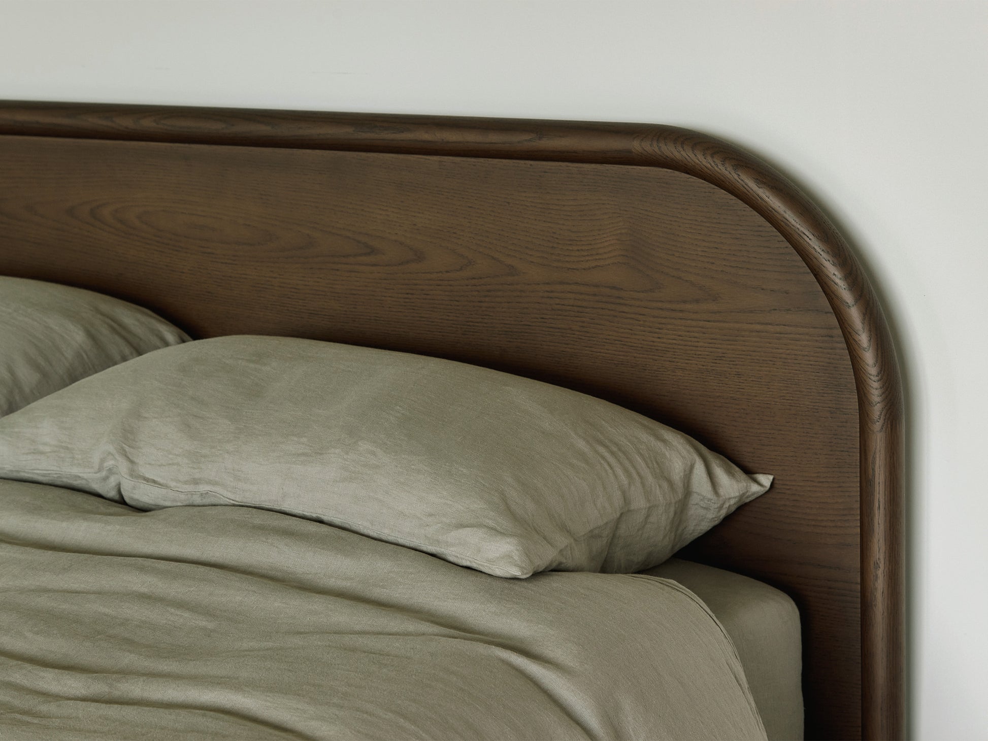 Arc Bed Smoked Oak / Queen