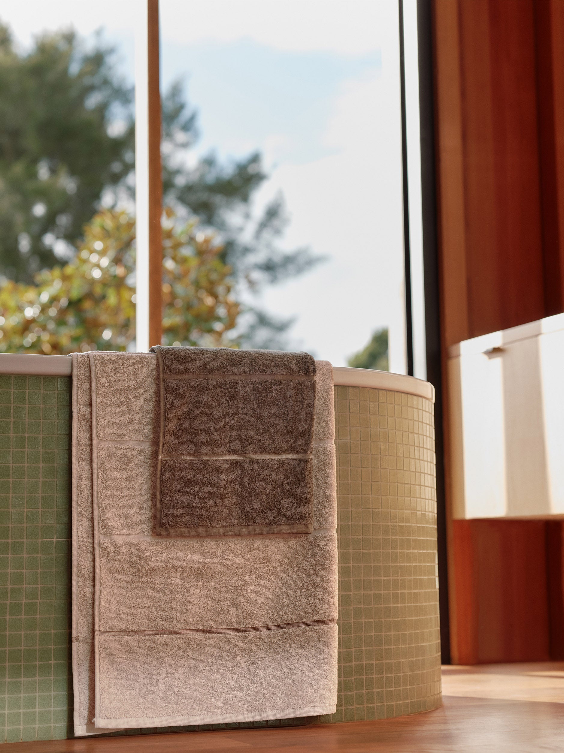 Pia Cotton Hand Towel Ivy/Multi / Hand Towel