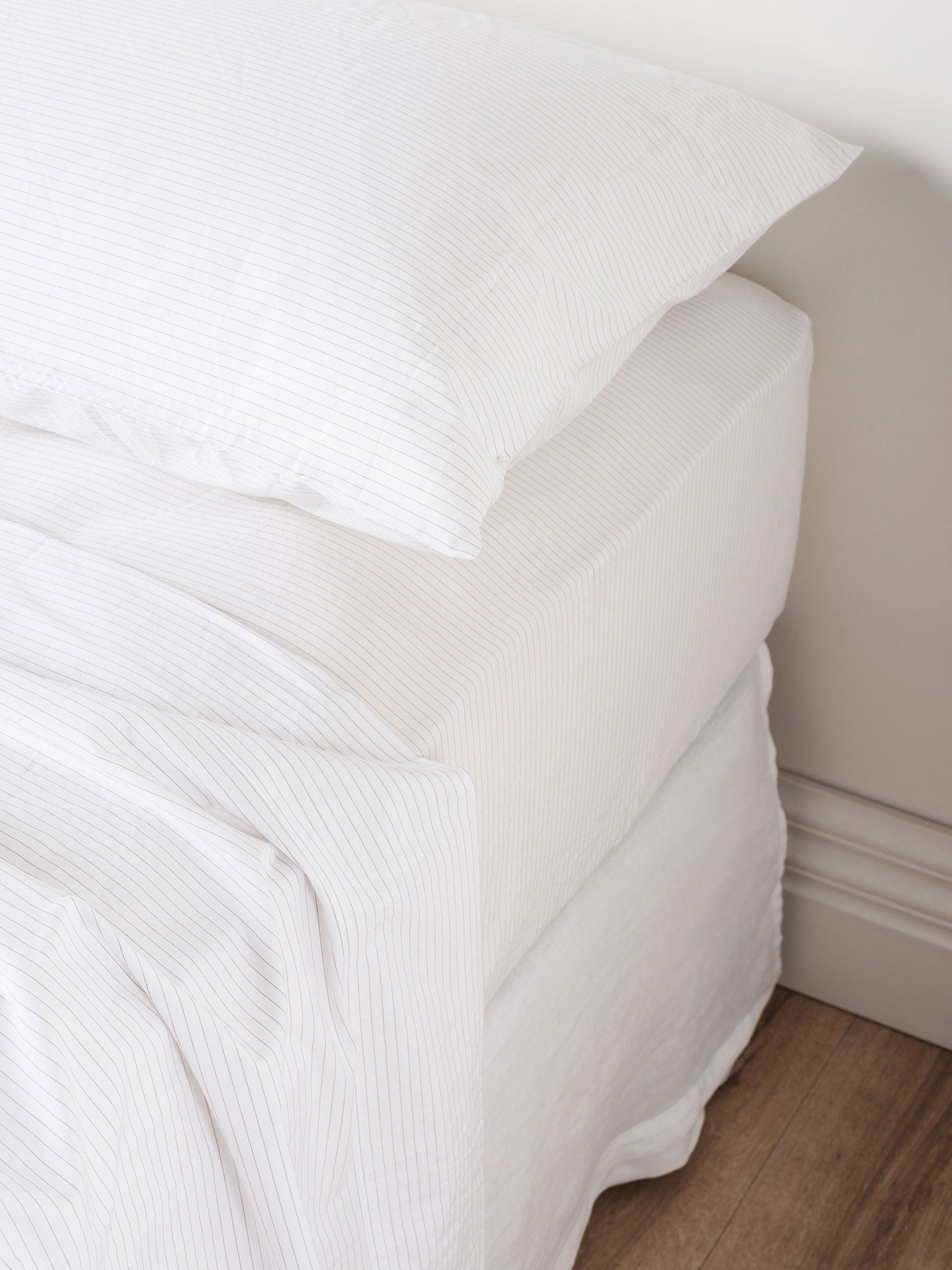 Pinstripe Organic Cotton Fitted Sheet White/Grey / Queen