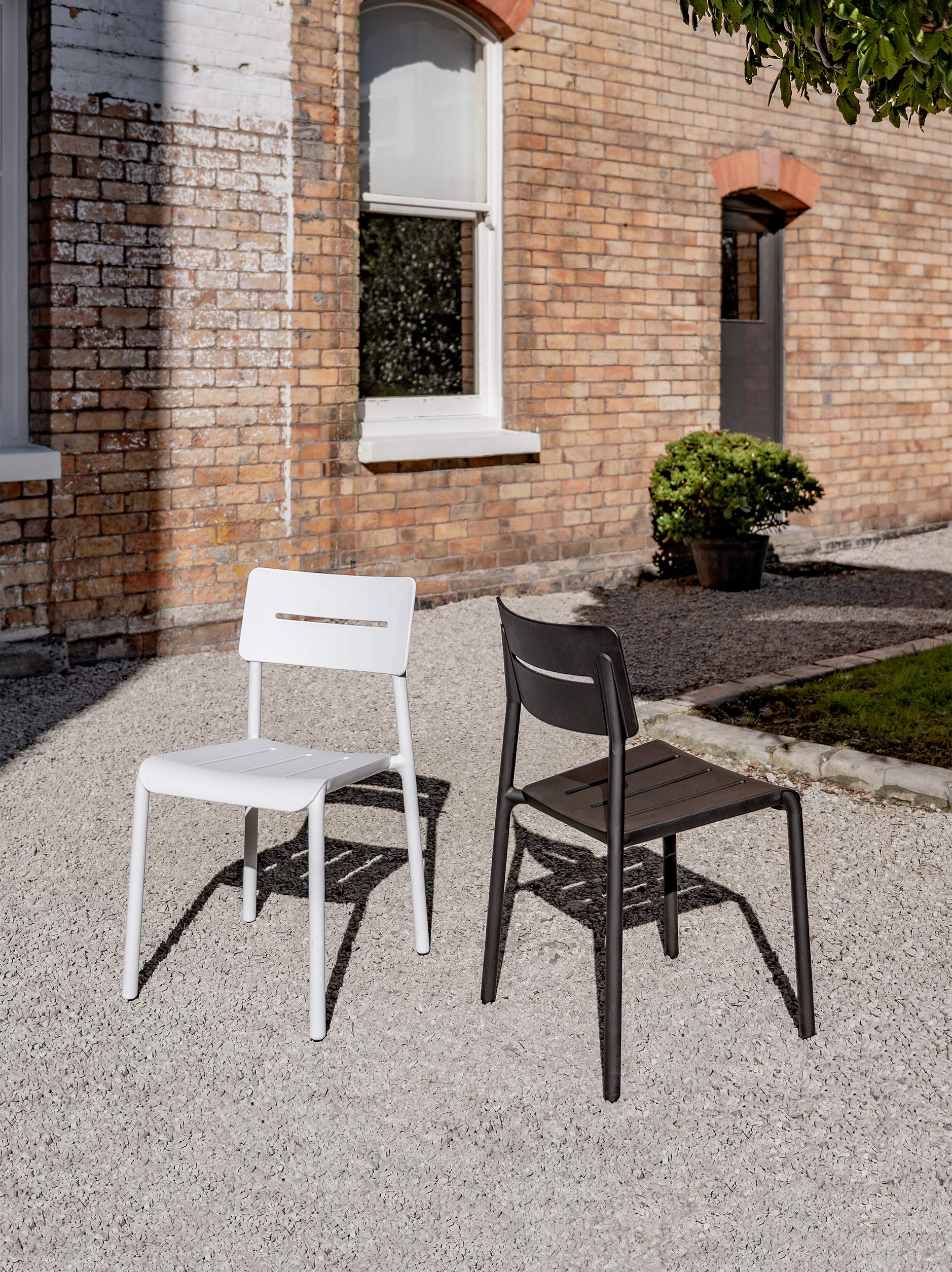 Outo Chair Black / One Size