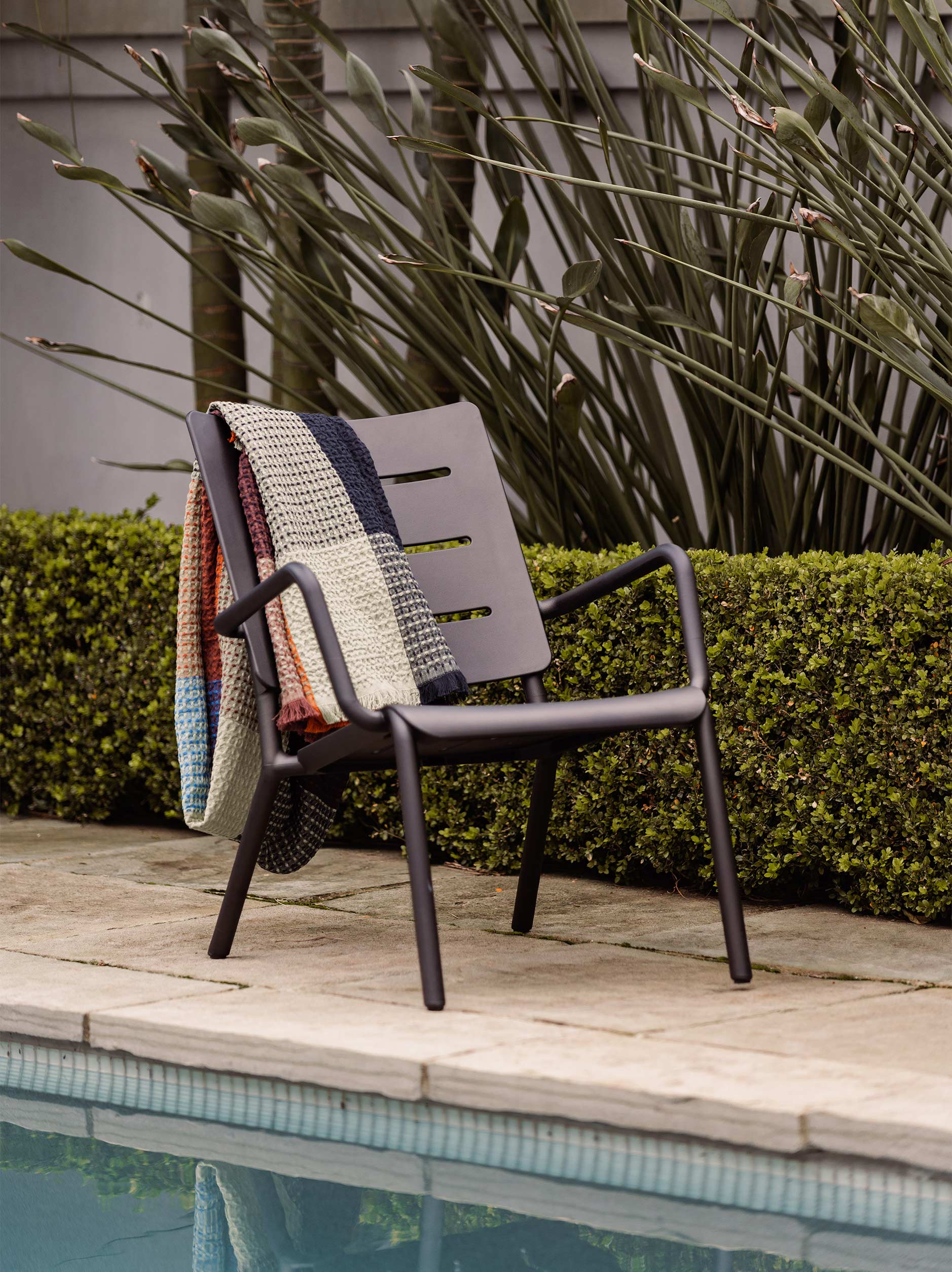 Outo Lounger Chair Black / One Size