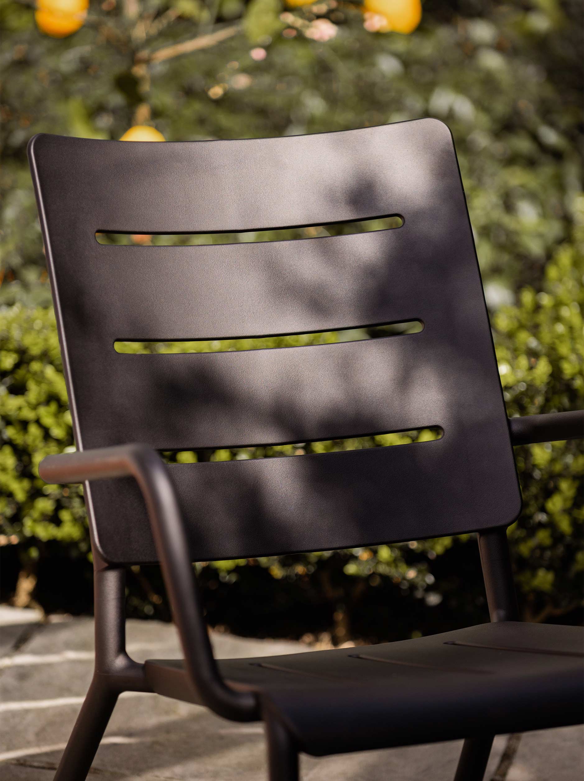 Outo Lounger Chair Black / One Size