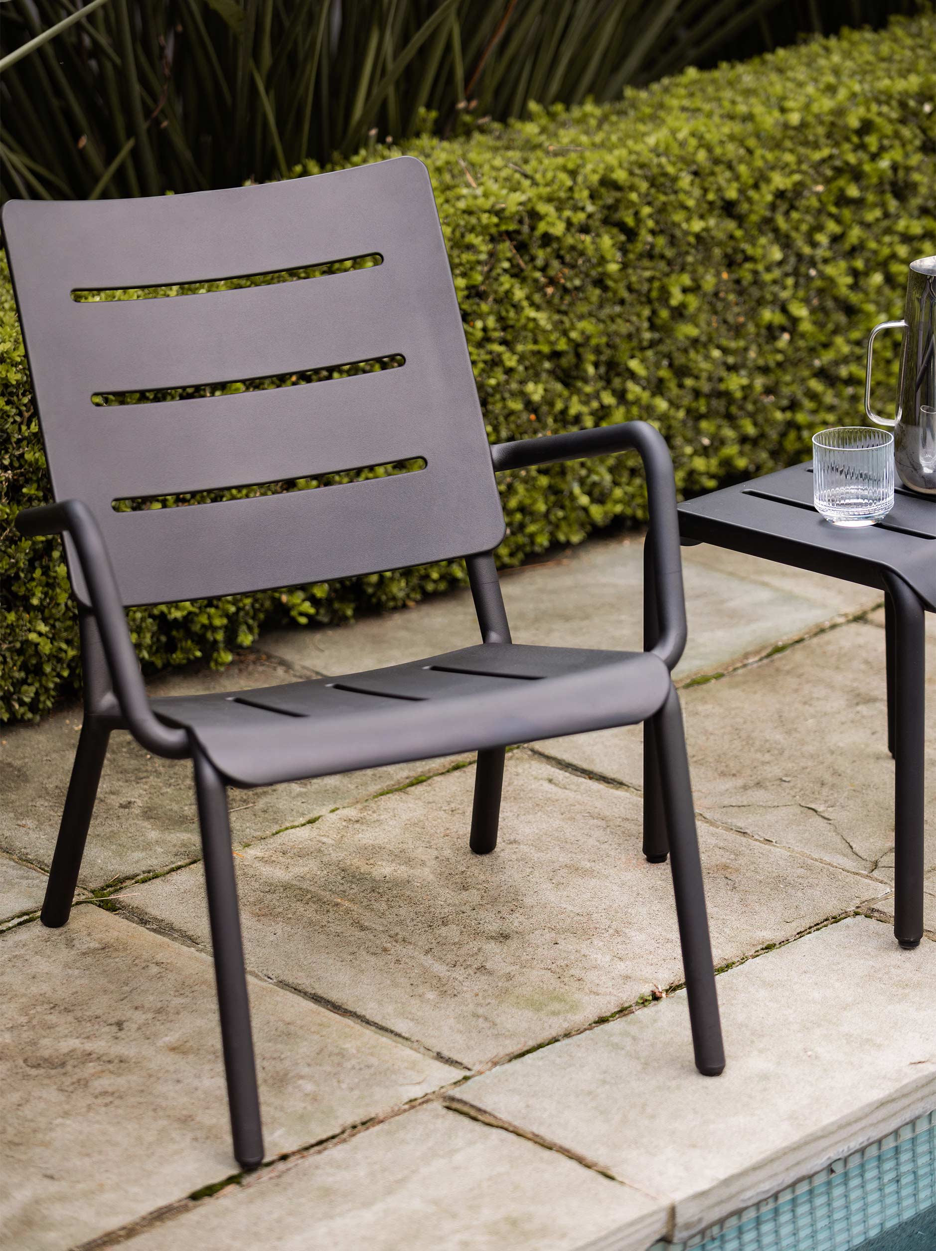 Outo Lounger Chair Black / One Size