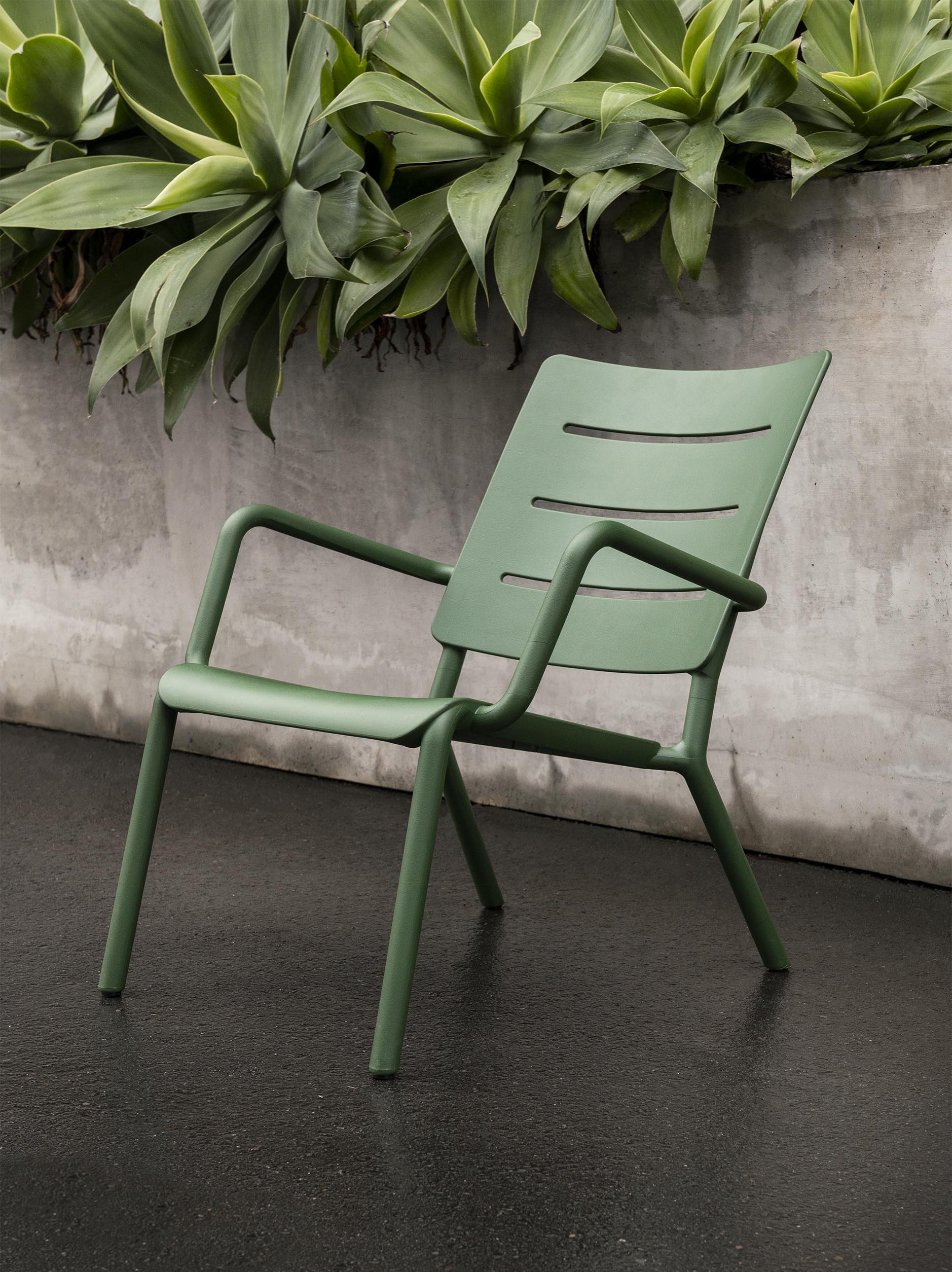 Outo Lounger Chair Dark Green / One Size