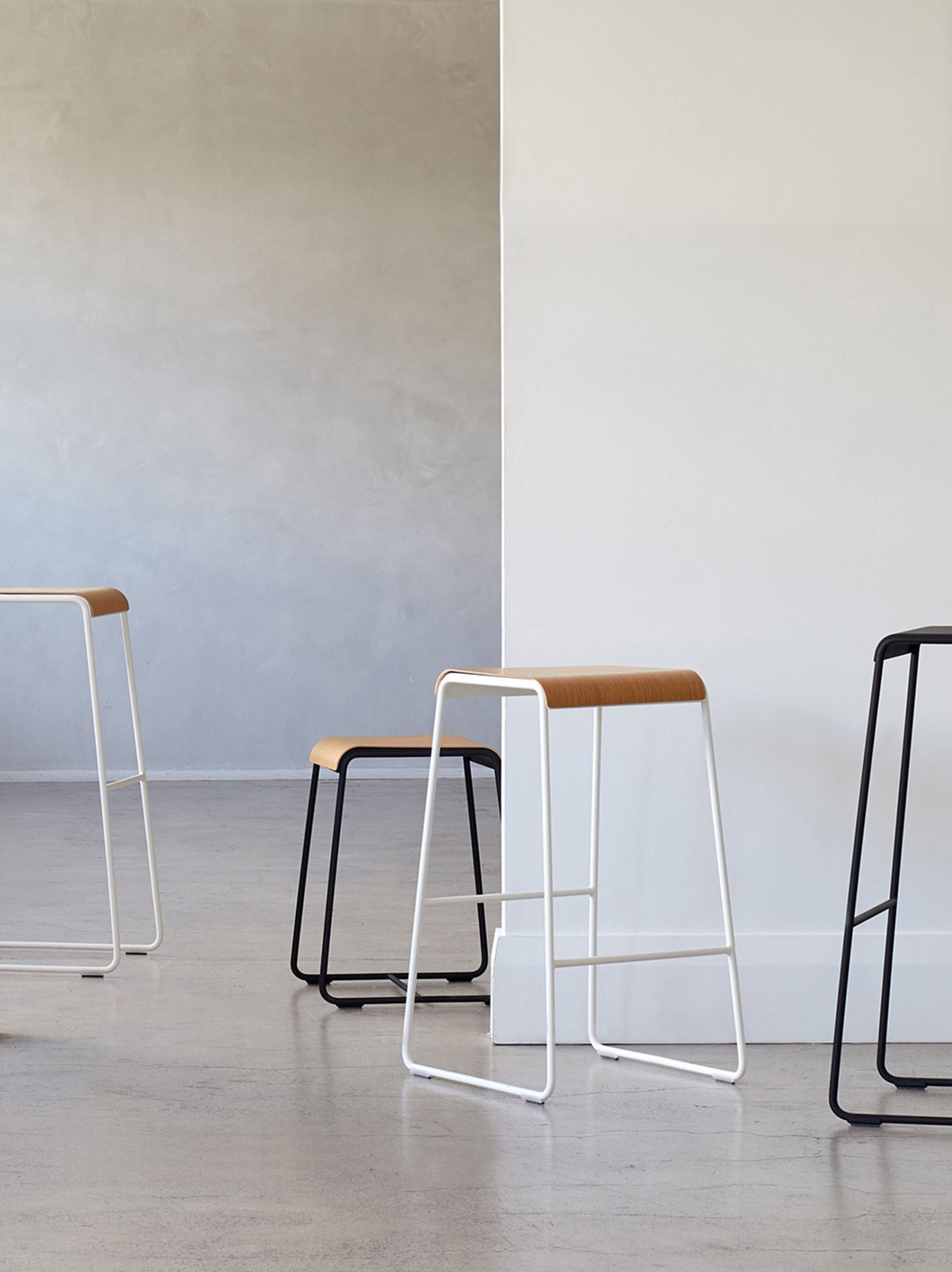S2 Stool Black/Oak / Small