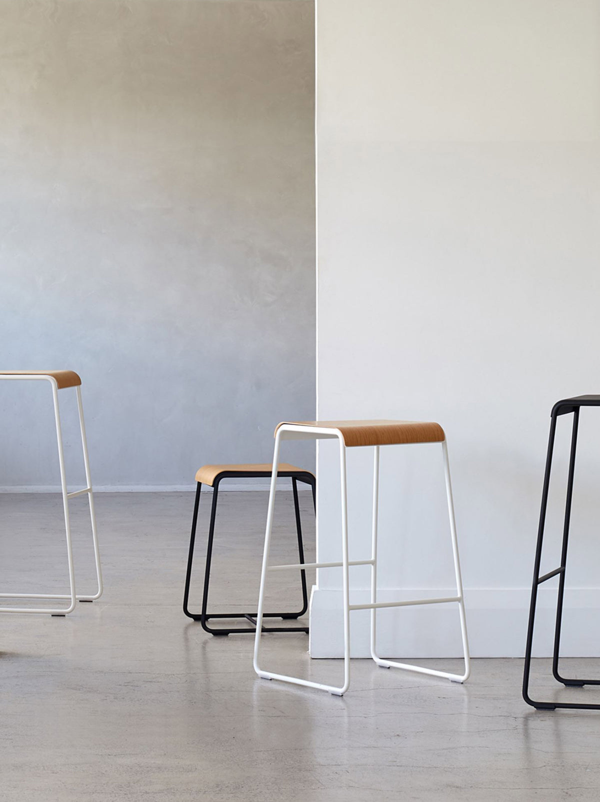 S2 Stool White/Oak / Medium
