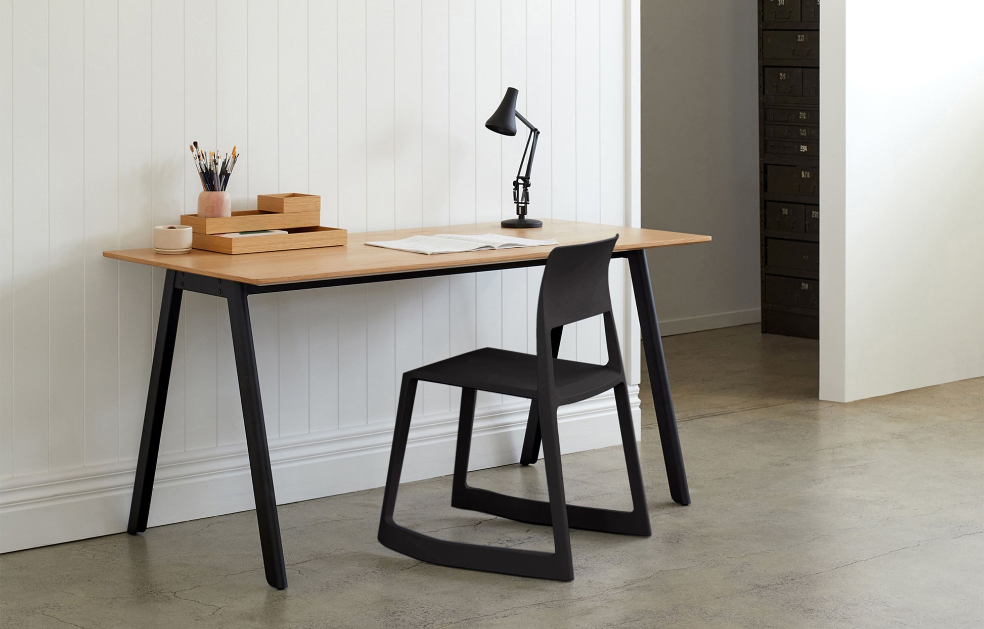 Assembly Desk Oak/Black / One Size