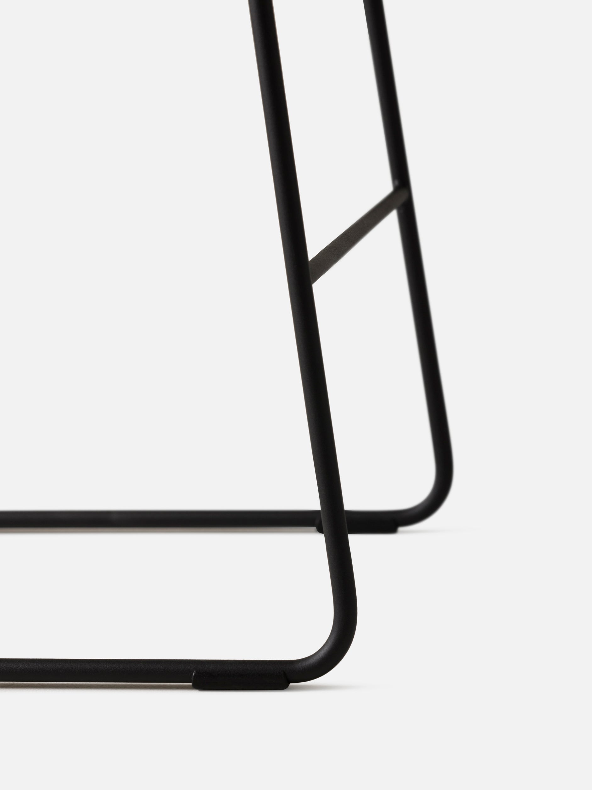 S2 Barstool Black/Walnut / Medium