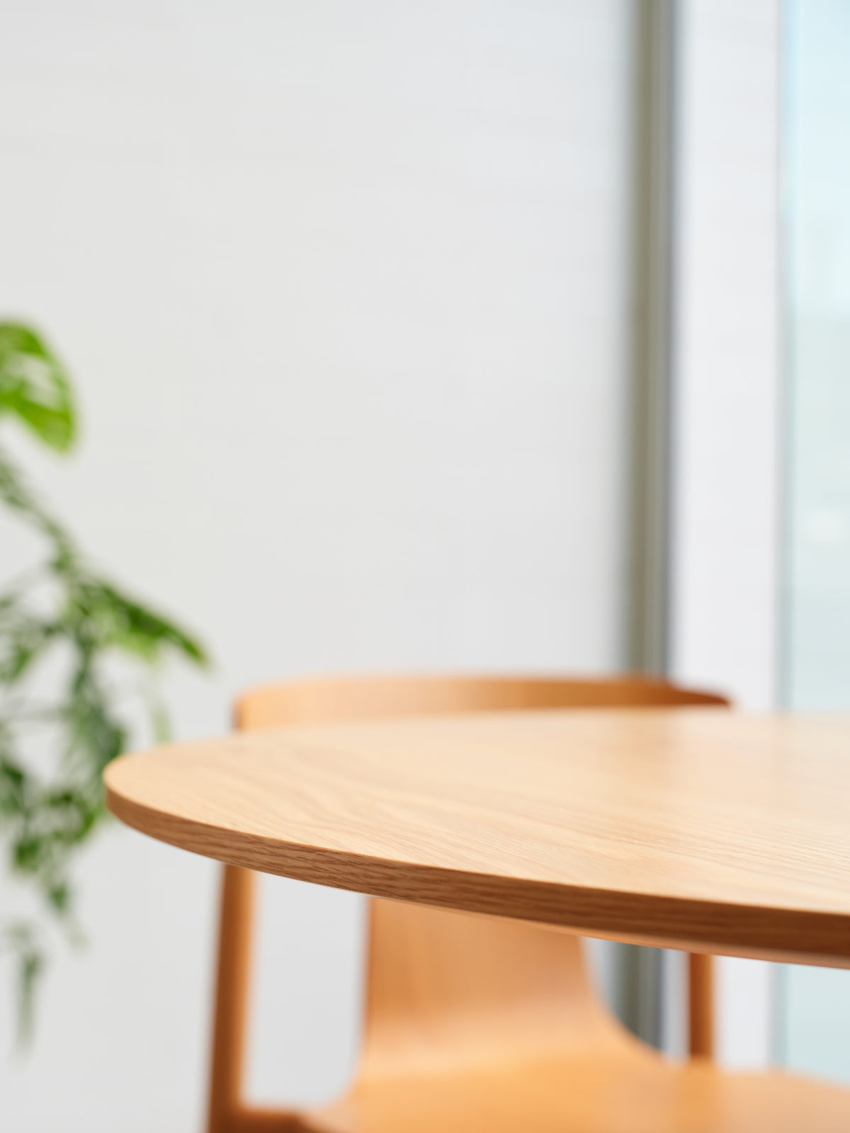 730 Series Dining Table Round Top Oak / 80cmdia