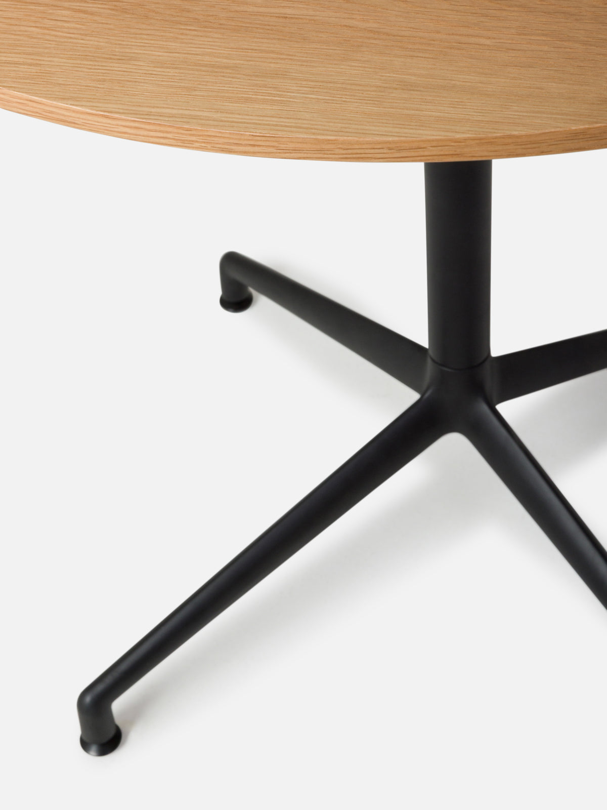 730 Series Dining Table Round Top Oak / 80cmdia