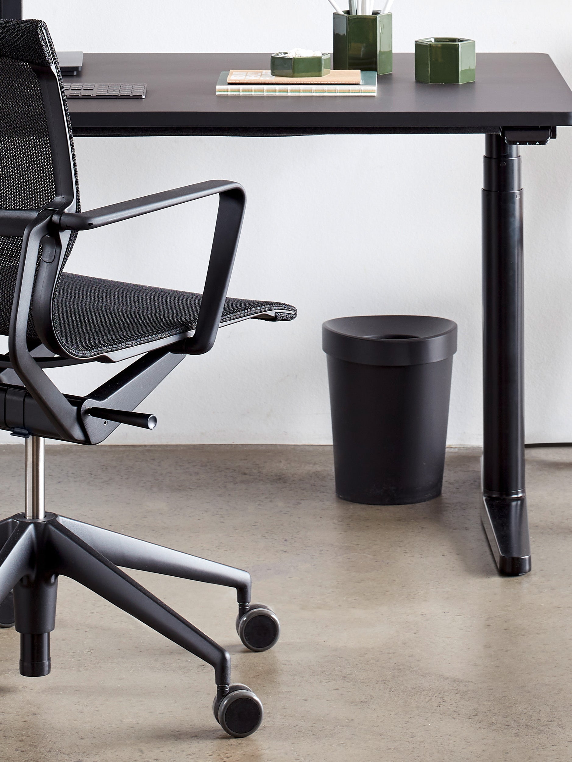 Vitra Happy Bin Basic Dark / One Size